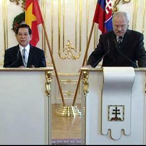 Part 4 - Official visit by President of the Socialistic Republic of Vietnam H. E. NGUYEN MINH TRIET with his wife Bratislava Presidential Palace Press conference 17 December 2009 [new window]